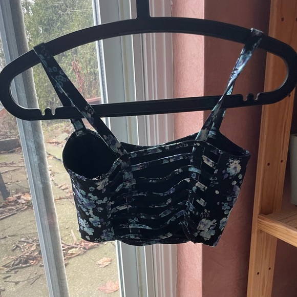 ⚡️2/$20 GARAGE floral crop tank top - Picture 3 of 5